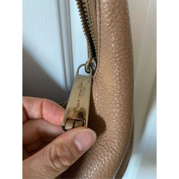 Michael Kors Rhea zip Shoulder Bag 100% leather in Suntan beige tan hobo - Picture 5 of 8